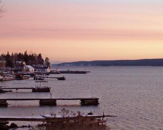 Lake Superior View ~ Convenient ~ In town - Munising - Пляж