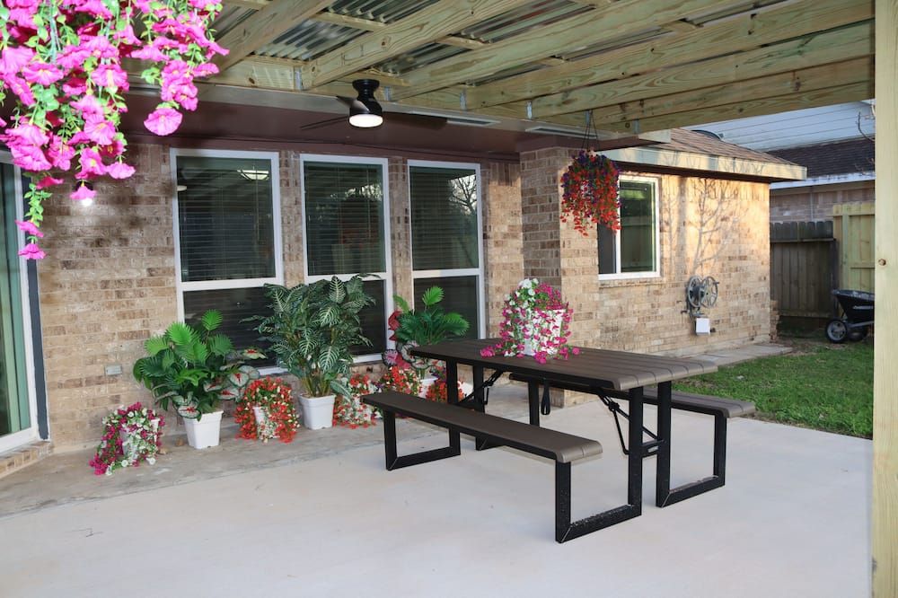 Peaceful Retreat Near Nasa & Kemah 3br/2ba - יוסטון - פטיו