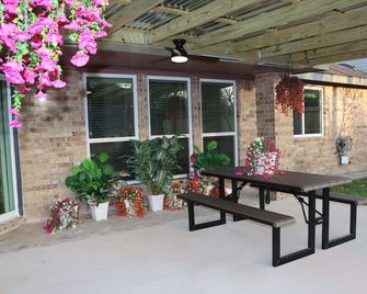 Peaceful Retreat Near Nasa & Kemah 3br/2ba - Houston - Pati