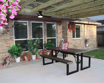 Peaceful Retreat Near Nasa & Kemah 3br/2ba - יוסטון - פטיו