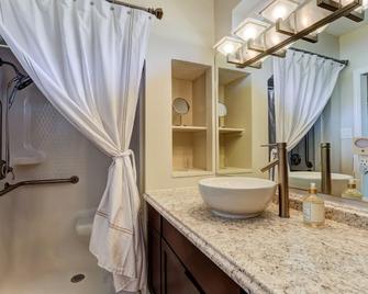 The Queen Suite - Perfect Ocean Springs Location Only 1 Block To Front Beach! - Ocean Springs - Bathroom
