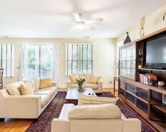 Bonito home on the 17th fairway - Fripp Island - Living room