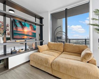 High-Rise Luxury Condo in Downtown Miami with Ocean Views - Miami - Salon