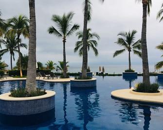 Private Beach with Magnificent Views! - La Cruz de Huanacaxtle - Piscină