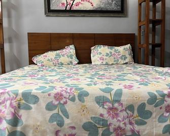 Cozy studio in welcoming Greater Noida with WiFi, AC - Greater Noida - Bedroom