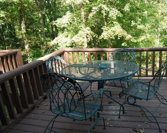 Cabin in the Woods @ LakePointe Resort - no cleaning fees! Cabin B - Russell Springs - Balcony