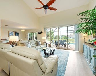 Luxury Crown Pointe pool & lake view home minutes to beaches & Old Naples - Naples - Living room