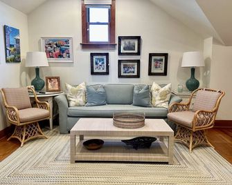 Spectacular Oceanfront Family Cottage Retreat in Atlantic Beach! - Atlantic Beach - Living room