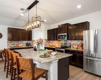 Coral Casa-Near Lackland Bmt Family Texmex Charm - San Antonio - Kitchen