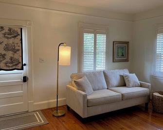 Elegant Historic Cottage in Downtown Edenton - Edenton - Living room
