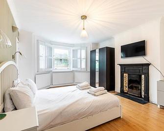 Cosy and Modern Battersea Home - London - Bedroom