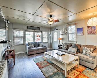 Steps to Beach and Bites Catalina Island Retreat! - Avalon - Living room