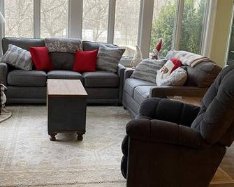gaze at Seneca Rocks from living room sofa - Seneca Rocks - Living room