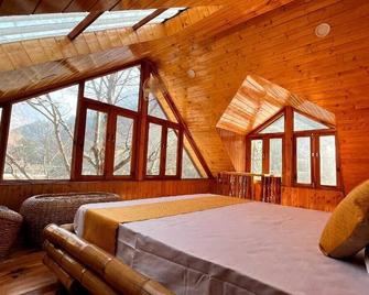Virman Riverside Resort - Gushaini - Bedroom