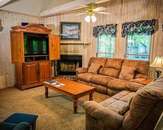 Reconnect with family in this chalet near our recreation area - Pine Mountain - Вітальня