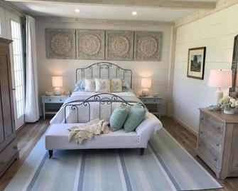 Newly Renovated Carriage House surrounded by water and lush gardens. - East Boothbay - Habitación