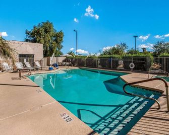 Red Lion Inn & Suites Goodyear - West Phoenix - Goodyear - Piscina