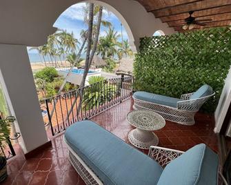 One Bedroom Oceanfront Villa - Rincon de Guayabitos - Balcón