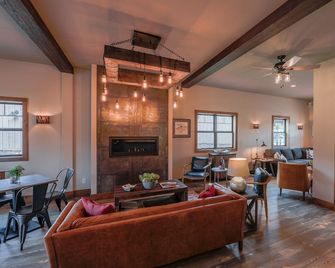 Golden Stone Inn - West Yellowstone - Living room