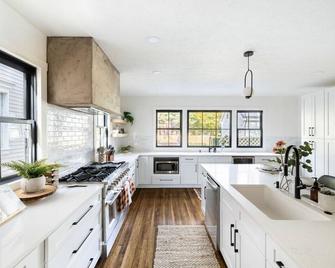 Pickleballct/Hottub/Walk To Bottleworks Retreat - Indianapolis - Kitchen