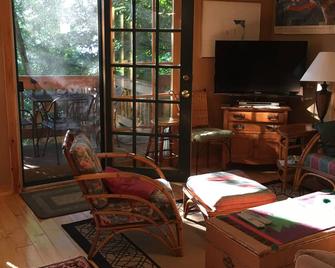 2 Bedroom Cabin on Cayuga Lake 1 Mile from Ithaca - Ithaca - Living room