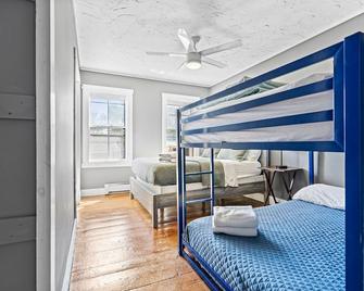 Easiest location! Rent a Boat, Attend a Wedding! 2600sqft on Main St Meredith - Meredith - Bedroom