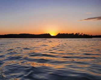 Cozy Lakefront Cabin - Bottineau