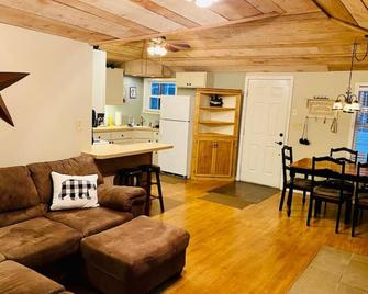 Winter Retreat! Private Stream,Walking Trails & Cozy Fireplace - Confluence - Sala de estar