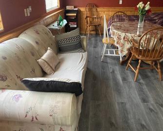 The Paradise @ Lyncott - Lansing - Living room