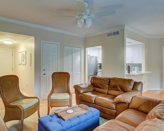 Family-friendly condo with balcony, outdoor pool, central AC, & washer/dryer - Hilton Head Island - Living room