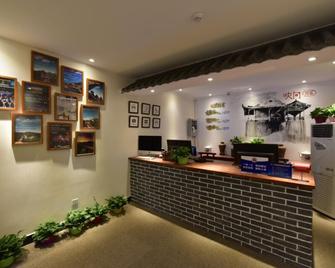 Happy Dragon Alley Hotel-In The City Cen - Beijing - Front desk