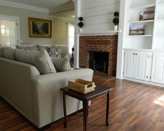 Perfect Listing !!! House In Historic Chickamauga - Chickamauga - Living room