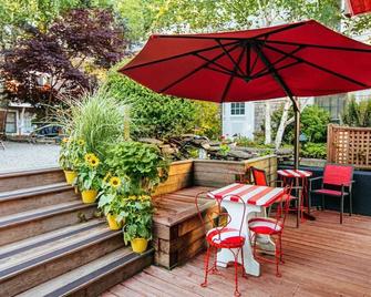 Bright Queen Room with Fireplace & Skylight - Steps from Downtown Provincetown - Provincetown - Terasa
