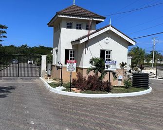 Pearle Casa- Relaxing, 24hrs Gated Secured Home.. - Falmouth - Bâtiment