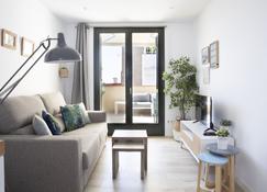 Urban Suites Sitges Apartments - Sitges - Oturma odası