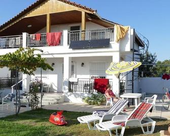 Private vacation home by the sea with a beautiful garden in a quiet location - Nea Kallikratia - Innenhof