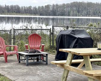 Tiny Lakeside Cabin - Land O' Lakes - Patio