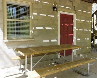 Stunning 4BR Cabin Retreat with Expansive Deck - Bloomington - Patio