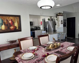 Convenient, cozy home surrounded by trees, 6 miles to BNA, 13 miles to downtown. - Hermitage - Eetruimte