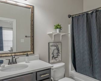 Boho Retreat! Home Away from Home! Tv In - Shreveport - Bathroom