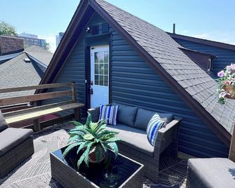 NEW 1BR Loft Steps to Downtown St. Catharine’s, 15 min to Niagara Falls/Wineries - St. Catharines - Balcony
