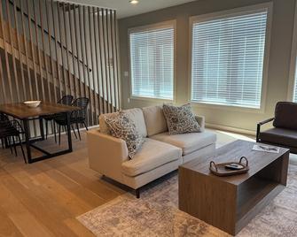 Magical Plant Based Loft Downtown Easley Near Silos and Doodle Trail - Easley - Wohnzimmer