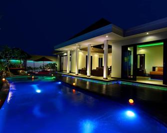 D&G Villas Nusa Dua - South Kuta - Piscina