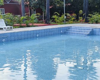 T R Farm Resorts - Warangal - Piscina