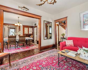 Downtown Sturgeon Bay- Charming duplex walking distance to Kitty O'Reillys - Sturgeon Bay - Sala de estar