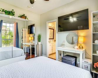 Explore & Unwind: Charming Bedford Apartment - Bedford - Bedroom