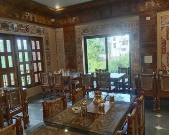 Rani Kutir Resort - Shānti Niketan - Restaurante