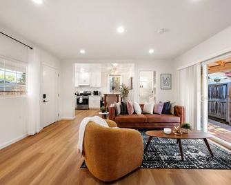 New Lux and Cozy MTV Downtown Traveler's Dream Home - Mountain View - Living room