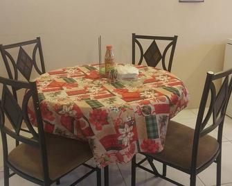 Charming 1-bedroom house with AC, WiFi in peaceful St. Helena Village Piarco - Piarco - Dining room