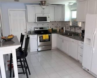 Cozy Studio Cottage on 'The Hill,' walkably close to everything! The Zoo, Park!! - St. Louis - Kitchen